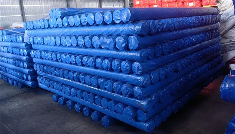 O rolo de tarpaulina PE azul é para proteção durável.